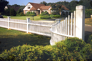 Beautiful curved vinyl fence made by LI, NY fence company
